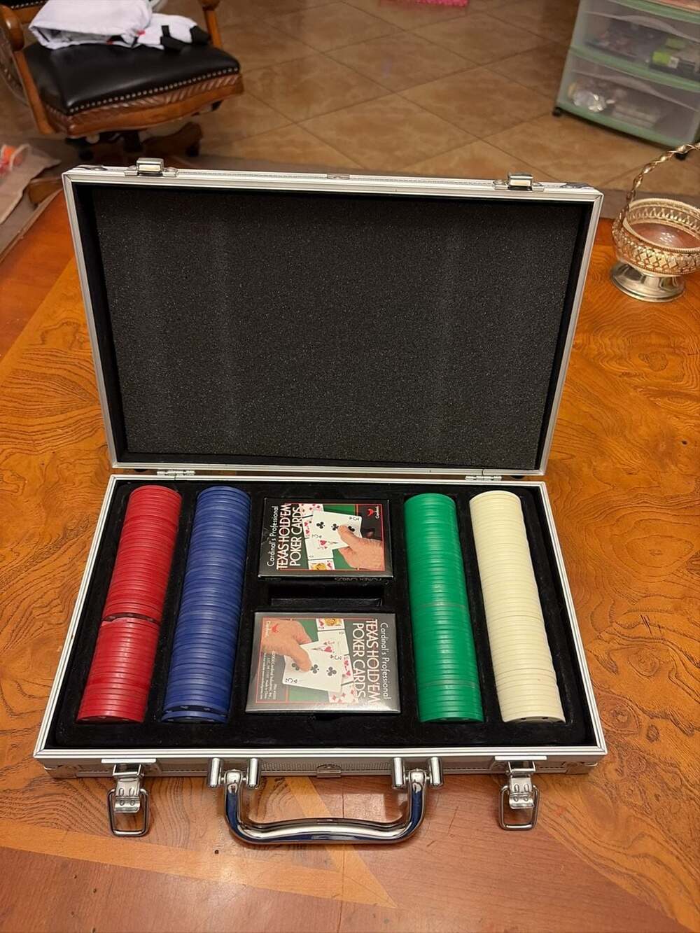 Cardinal's Professional Texas Hold'Em Poker Cards and Chip Set in Aluminum Case